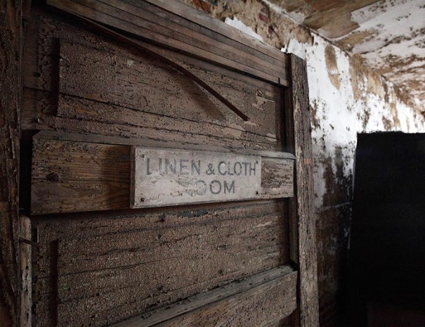 door leading to the linen and cloth room