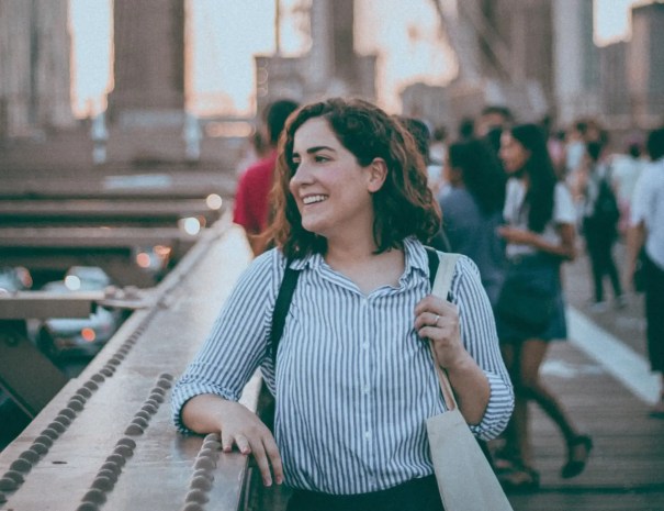 Woman poses on the Brooklyn Bridge