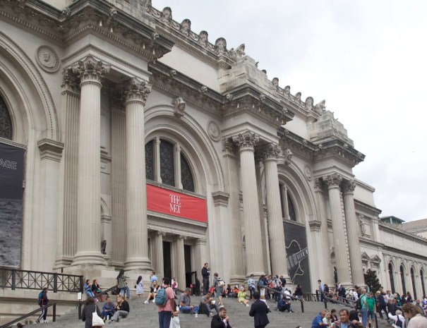 EXTERIOR OF THE MET MUSEUM
